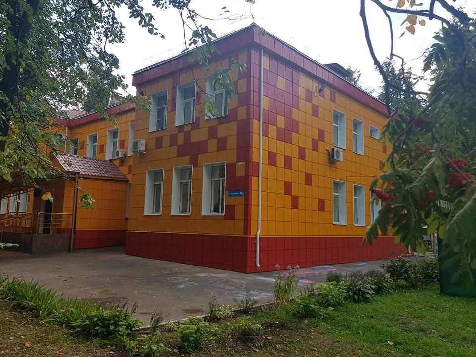 Завершены работы по ремонту фасада и ограждения центра